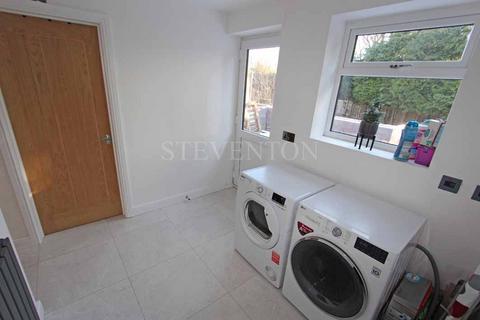 16 Chestnut Way, Wolverhampton, WV3 8AE
