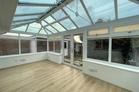 2 bedroom semi-detached bungalow for sale - Robin Hill, Lowestoft