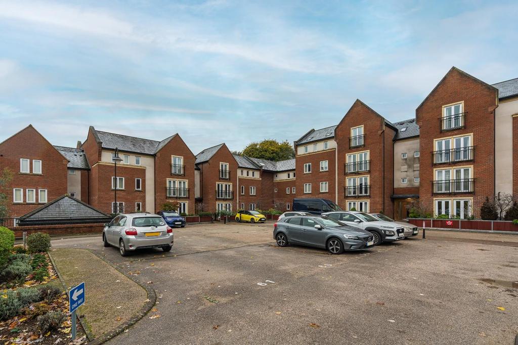 Whielden Street, Old Amersham... 2 bed flat £350,000