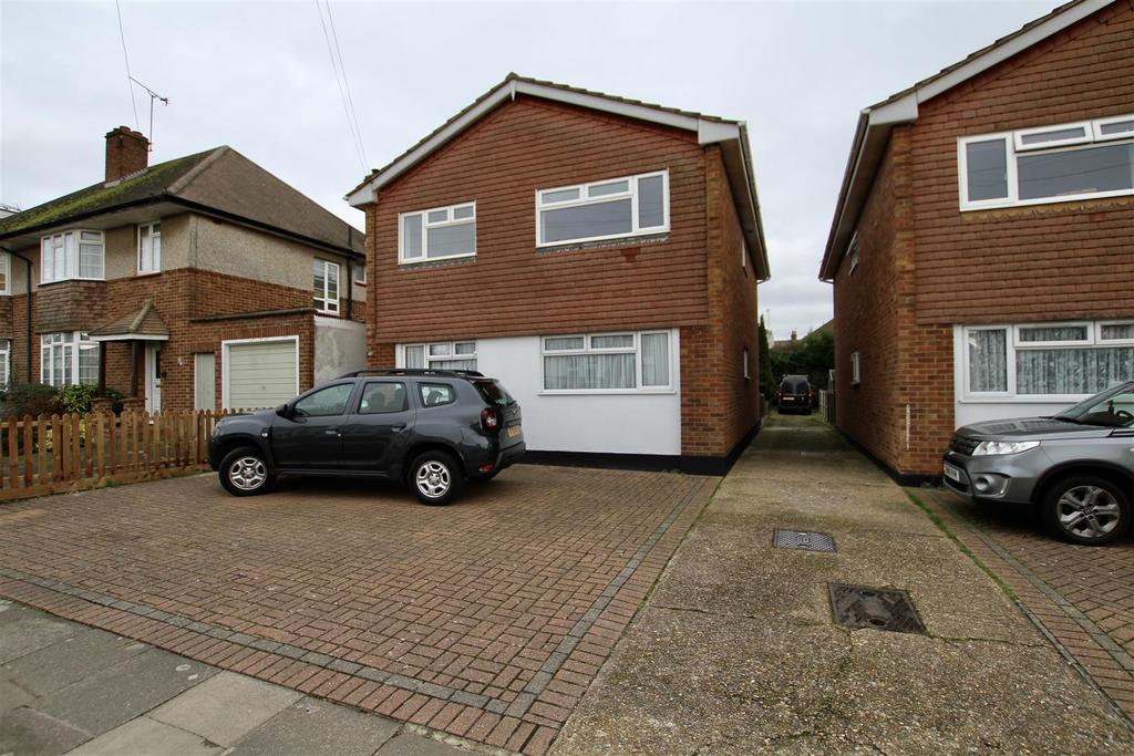 Canvey Road, Leigh On Sea, Essex 2 bed flat £1,100 pcm (£254 pw)