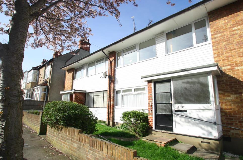 Torquay Drive, Leigh On Sea, Essex 2 bed flat - £995 pcm (£230 pw)