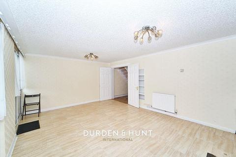 20 Taylor Close, Romford, RM5 2LR