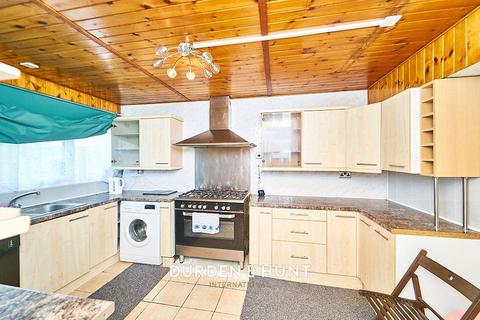 20 Taylor Close, Romford, RM5 2LR
