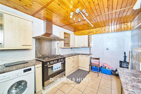20 Taylor Close, Romford, RM5 2LR