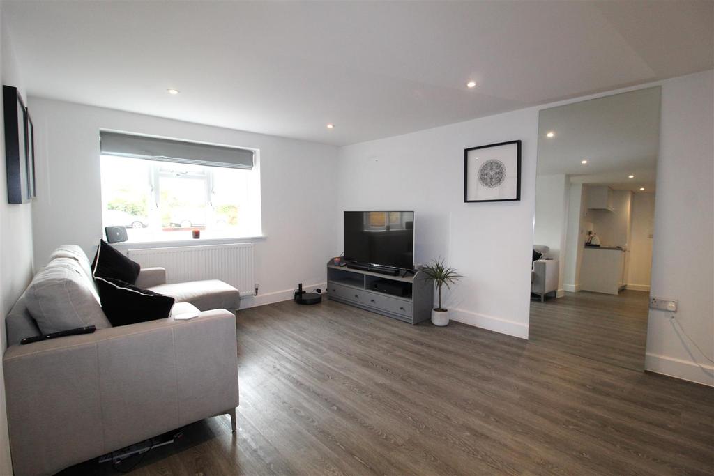 Midvale Road, Paignton 1 bed apartment £750 pcm (£173 pw)