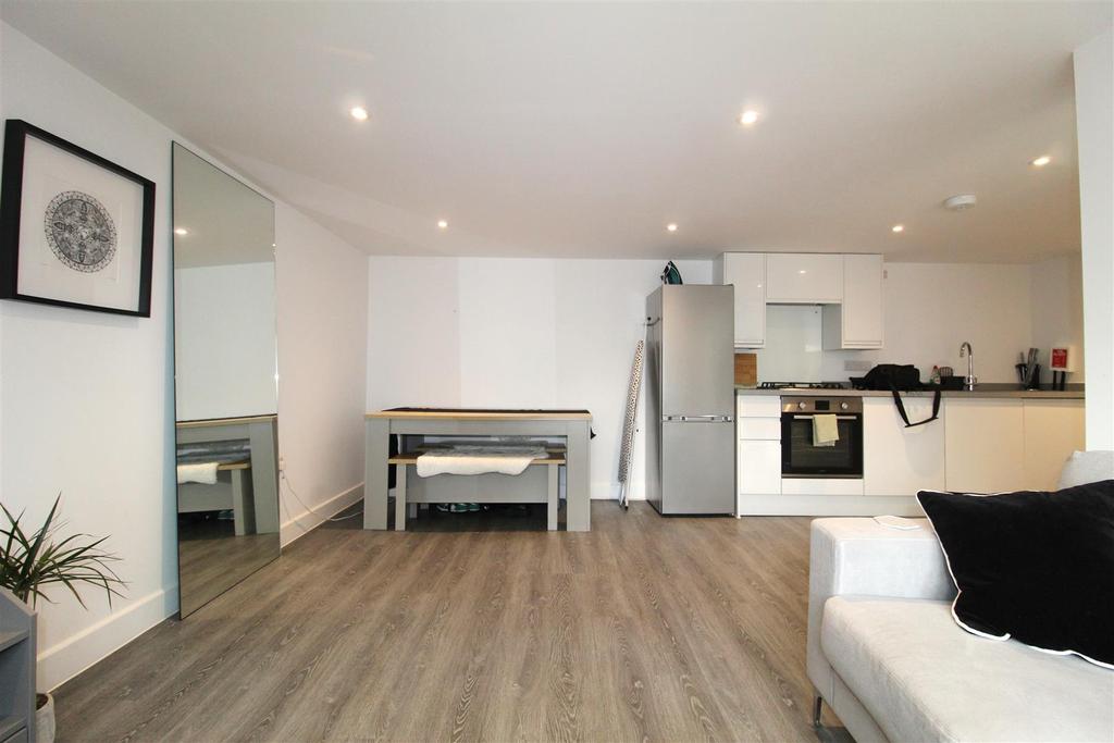 Midvale Road, Paignton 1 bed apartment £750 pcm (£173 pw)