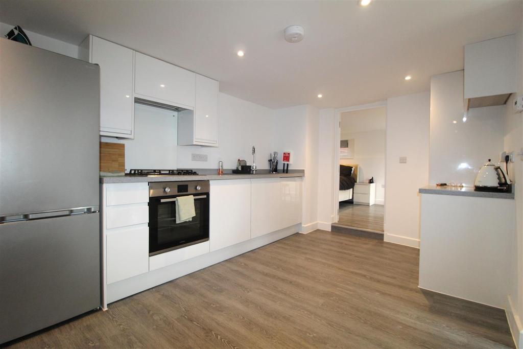 Midvale Road, Paignton 1 bed apartment £750 pcm (£173 pw)