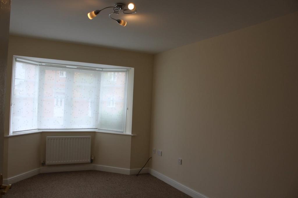 Kingsbury Court 3 bed house £900 pcm (£208 pw)