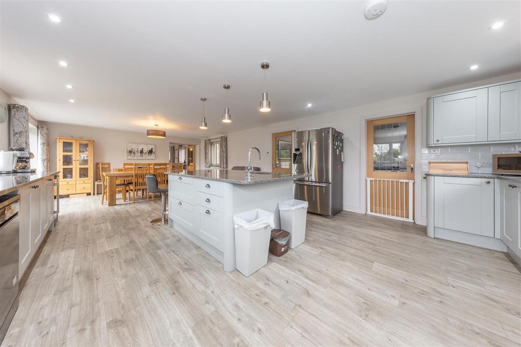 Oak House, The Rye, Eaton Bray 4 bed detached house £1,200,000