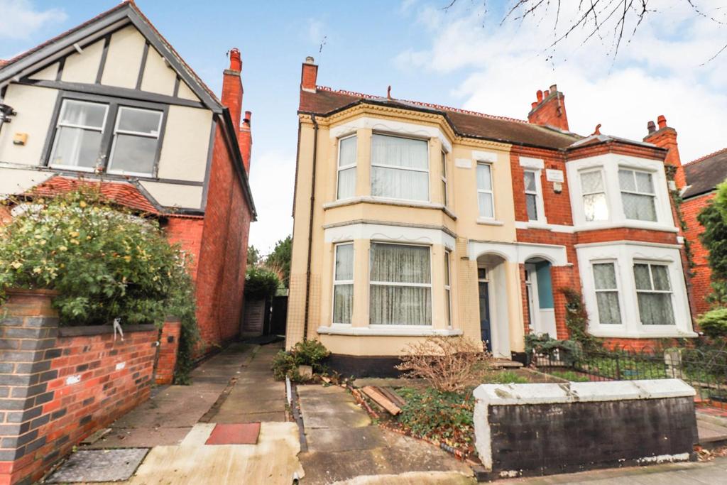 Manor Court Road, Nuneaton 4 bed semidetached house £250,000