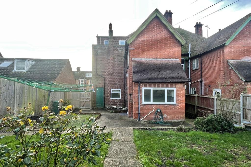 5 Northwood Road, Whitstable 1 bed ground floor flat £850 pcm (£196 pw)