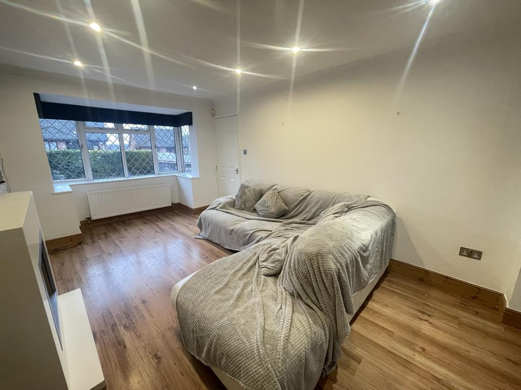 Old Mansfield Road, Derwent Heights... 4 bed detached house £1,100
