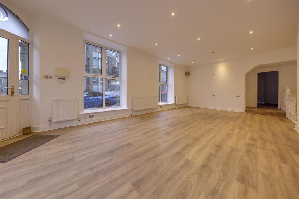 Manchester Road, Haslingden, Rossendale Shop £900 pcm (£208 pw)