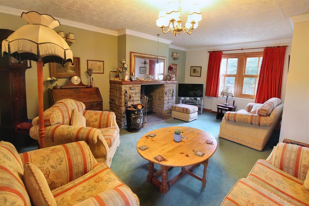Station Road, Skelmanthorpe, Huddersfield, HD8 9BA 3 bed cottage £260,000