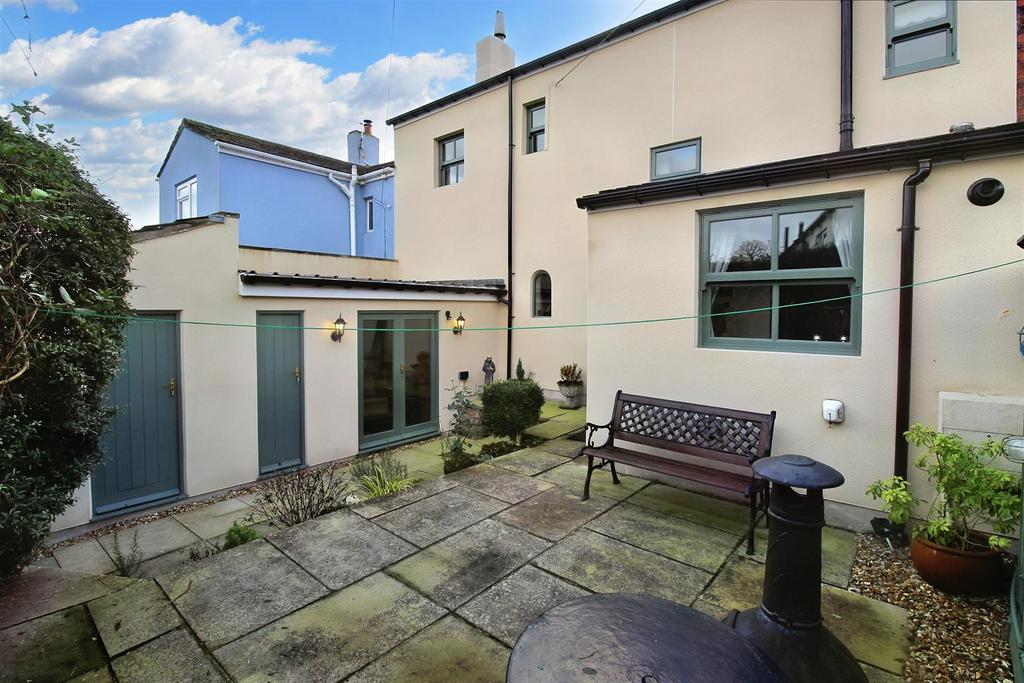 Station Road, Skelmanthorpe... 3 bed cottage £260,000