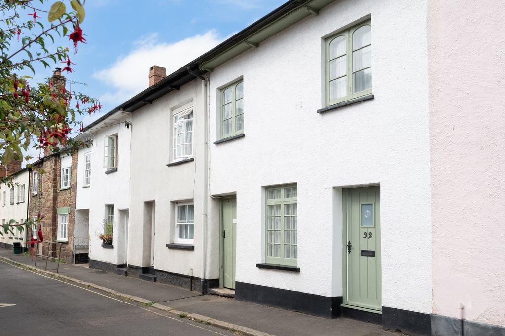 Dean Street, Crediton, EX17 2 bed terraced house for sale £150,000