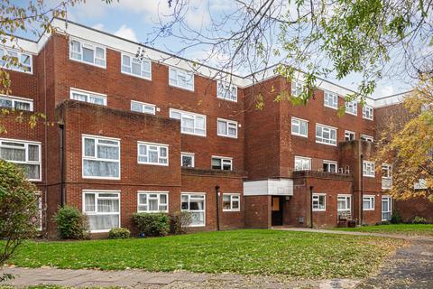 22 Hazelmere Close, Leatherhead, KT22 7XA