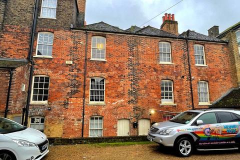 2 bedroom flat to rent, High Street, Rochester, Kent