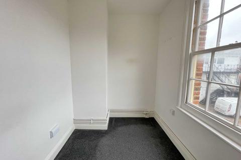 2 bedroom flat to rent, High Street, Rochester, Kent