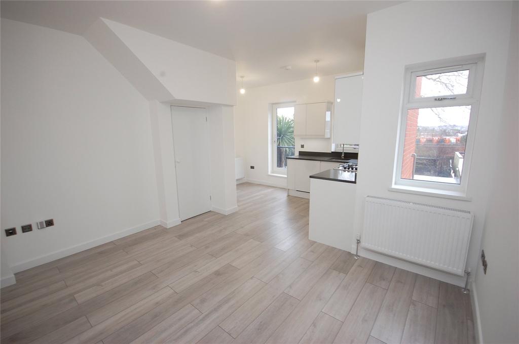 Beaconsfield Road, Friern London, N11 1 bed property £1,400 pcm (£323 pw)