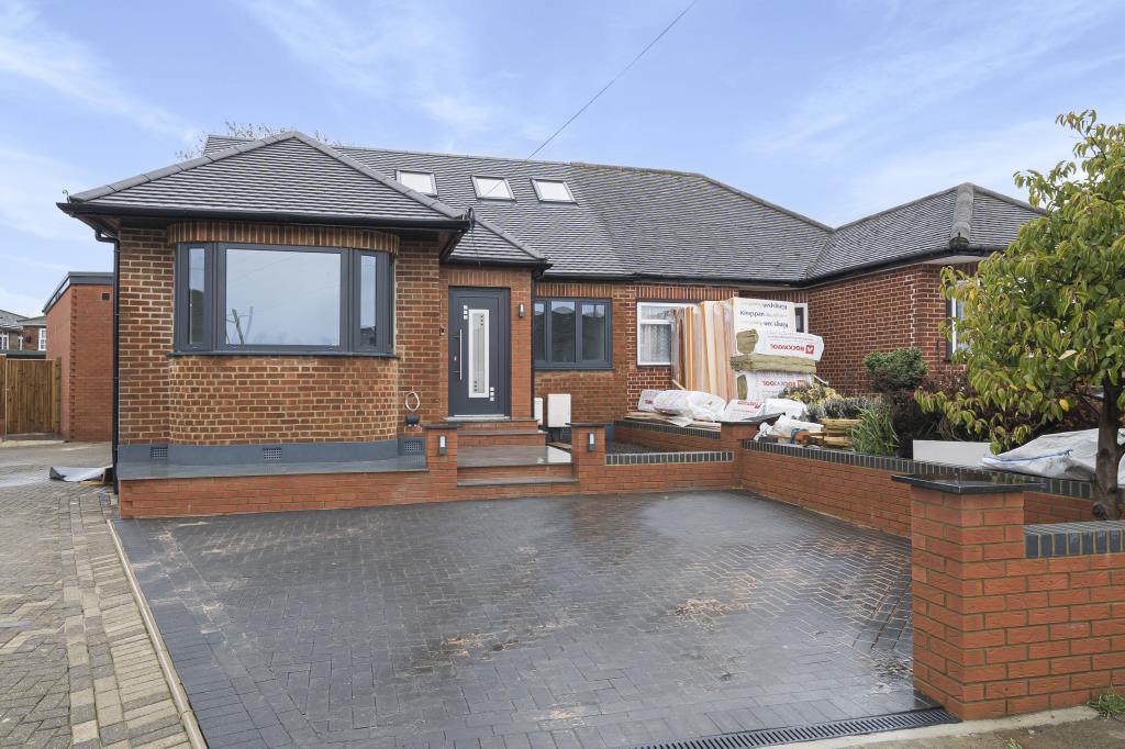 Ashdale Grove, Stanmore, HA7 5 bed detached house £4,750 pcm (£1,096 pw)