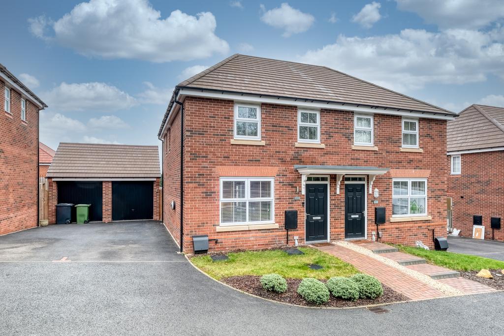 Oakdale Close, Wire Hill Redditch B98 7UW 3 bed semidetached house for
