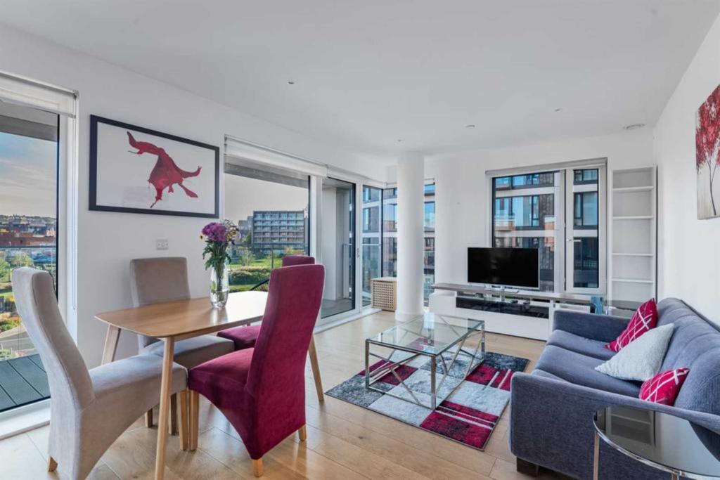 Hampton Apartments, Woolwich, SE18 6NX 2 bed apartment £2,300 pcm (£