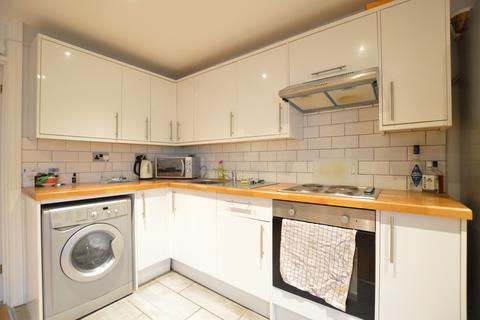 2 bedroom flat to rent, High Street, Potters Bar, EN6
