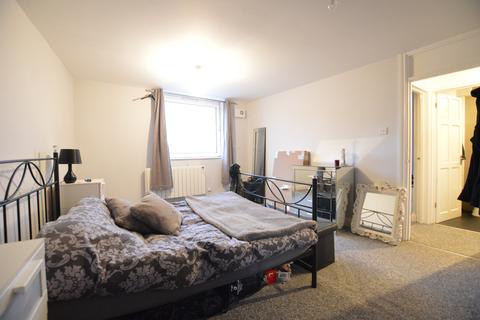 2 bedroom flat to rent, High Street, Potters Bar, EN6