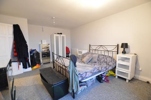 2 bedroom flat to rent, High Street, Potters Bar, EN6