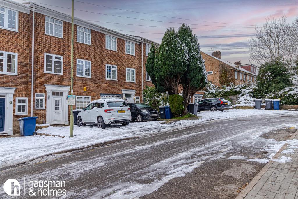 Oakview Gardens, East Finchley 4 bed flat £3,000 pcm (£692 pw)
