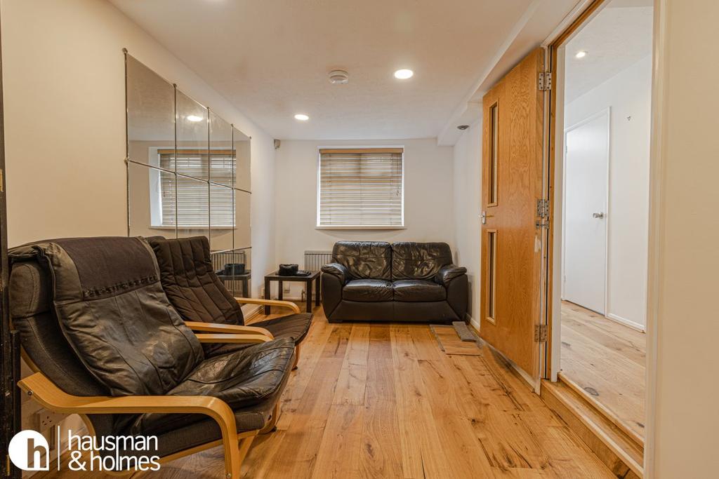 Oakview Gardens, East Finchley 4 bed flat £3,000 pcm (£692 pw)