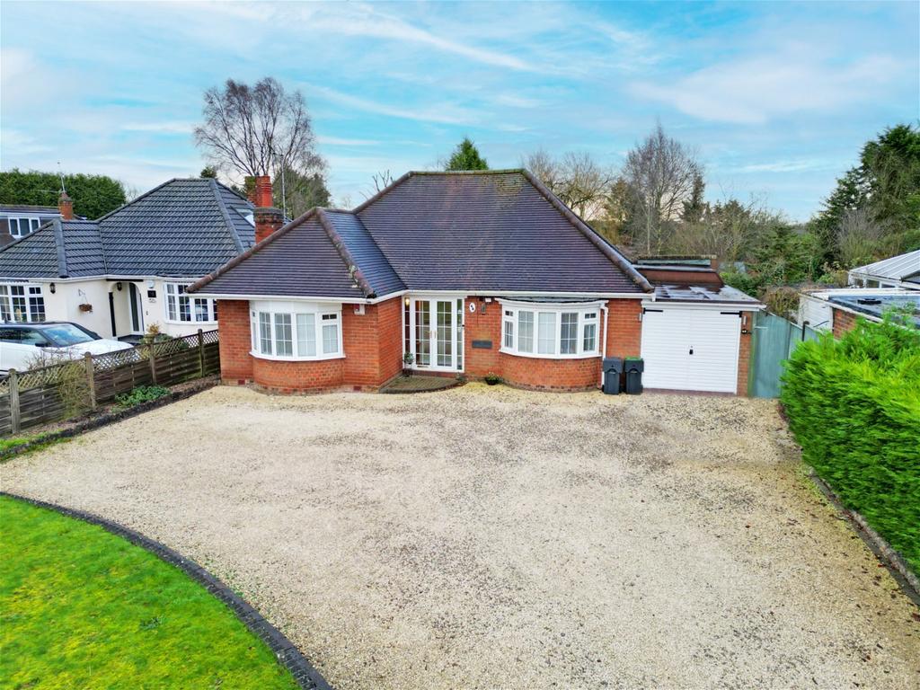 Barkers Lane, Wythall, Birmingham, B47 6BU 3 bed detached bungalow for