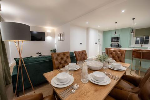 3 bedroom flat to rent, Toynbee Street, London E1
