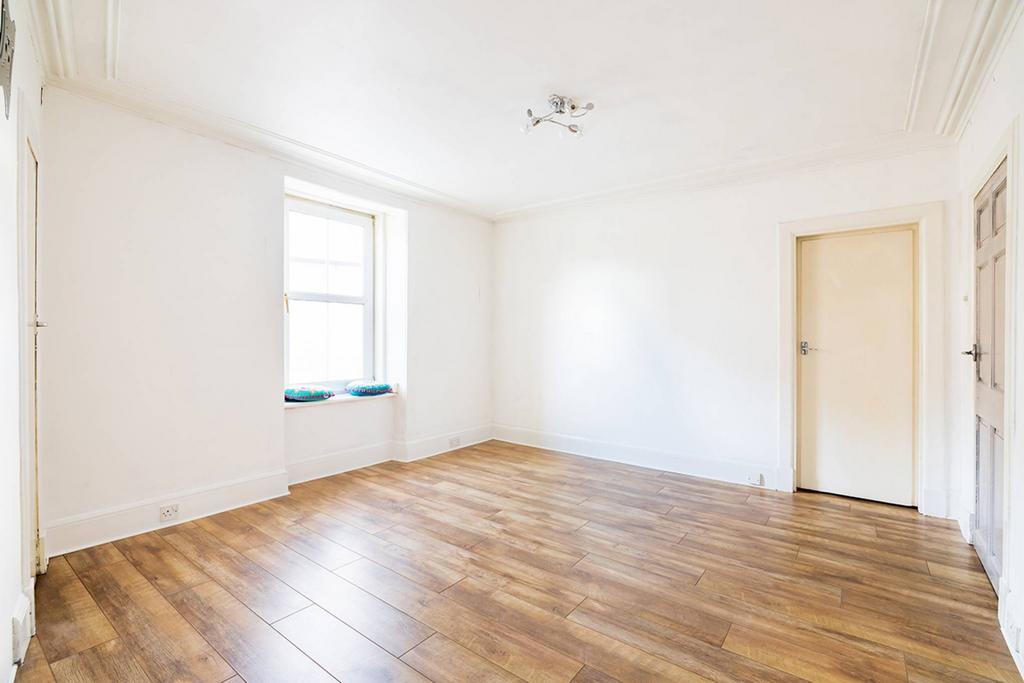 1st Floor Left, 194 Holburn Street... 1 bed flat £49,995