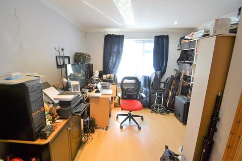 30 Park Way, Feltham, TW14 9DJ