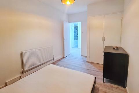 2 bedroom flat to rent, Philpot Street, London E1