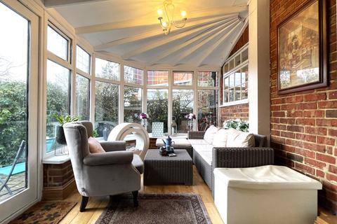 22 Copthorne Road, Leatherhead, KT22 7ED