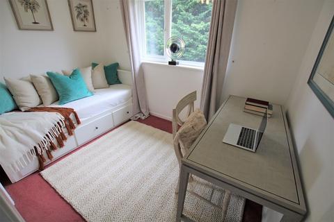 40 Gibbs Couch, Watford, WD19 5EQ