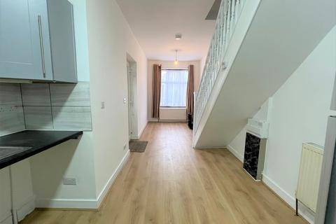 3 bedroom flat to rent, Downshall Avenue, Newbury Park