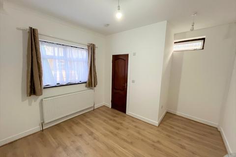 3 bedroom flat to rent, Downshall Avenue, Newbury Park