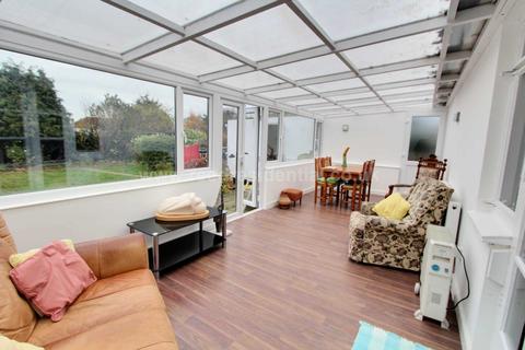 3 bedroom semi-detached bungalow to rent - Carlingford Drive, Westcliff On Sea