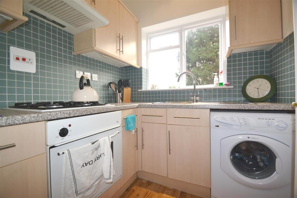 Wimbledon Park Road, Southfields 2 bed apartment £1,550 pcm (£358 pw)
