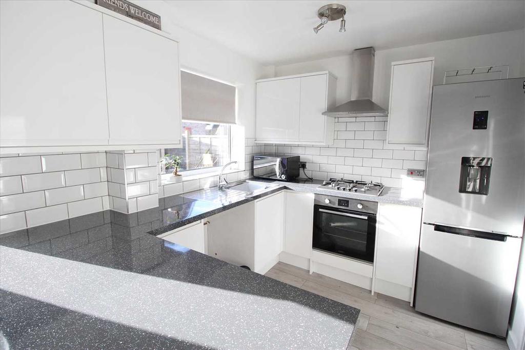 Deeble Road, Kettering 3 bed semidetached house £1,000 pcm (£231 pw)