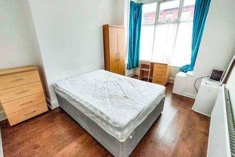 3 bedroom terraced house to rent, Whitby Road, Fallowfield, M14