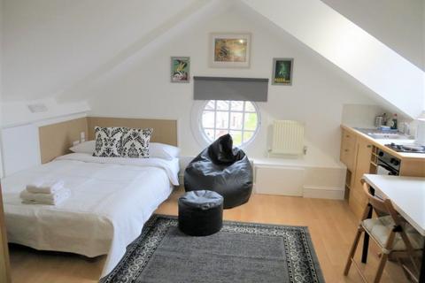 Studio to rent, Fulham Palace Road, Hammersmith, London