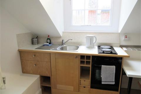 Studio to rent, Fulham Palace Road, Hammersmith, London