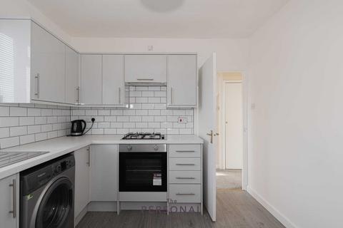 2 bedroom flat to rent - Stoneleigh Broadway, Epsom