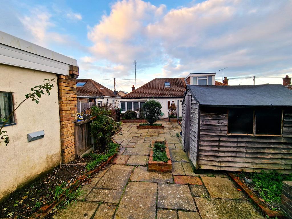 Grove Road, Rayleigh, Essex 2 bed semidetached bungalow £299,995