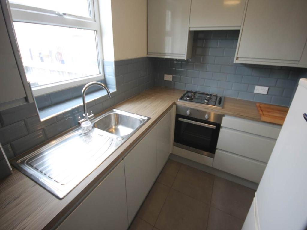 High Street, Walthamstow, London 3 bed flat £2,000 pcm (£462 pw)